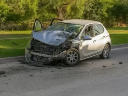 Chocó dos autos y huyó sin importarle nada en barrio Solís Pizarro