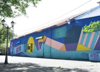La estación de trenes luce un nuevo mural que transforma y llena de color el espacio