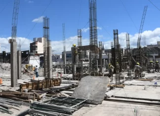 Mercado San Miguel: avanza la obra de base de hormigón sobre calle Urquiza