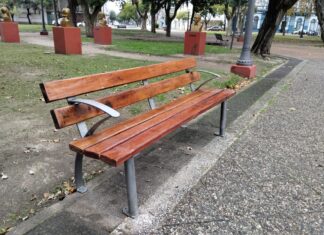 Vuelven los bancos coloniales al Parque San Martín