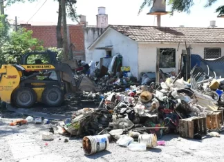 Limache: el municipio limpió nuevamente la casa donde viven acumuladores de residuo