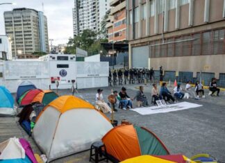 Madres de presos políticos mantienen un campamento frente a una cárcel en Caracas
