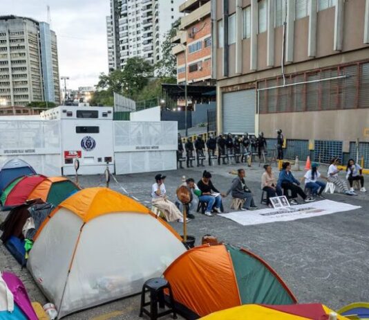 Madres de presos políticos mantienen un campamento frente a una cárcel en Caracas