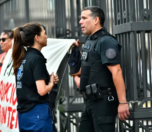 Un policía federal se manifestó frente a la Casa Rosada para exigir respuestas ante la situación interna de la fuerza