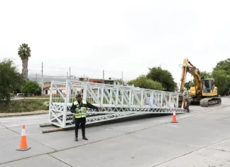 Comenzaron los trabajos preliminares para colocación del nuevo puente peatonal en el canal Yrigoyen