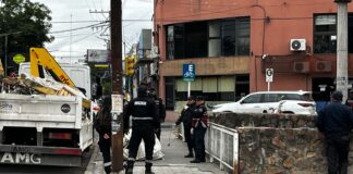 Continúan los trabajos de limpieza, control y desalojo de abajo del puente de la Esteco