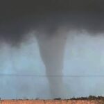 Un tornado azotó a Las Flores, generó destrozos y gran parte de la ciudad quedó a oscuras