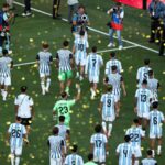Sin Messi y De Paul, la Selección vuela hacia la Argentina