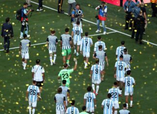 Sin Messi y De Paul, la Selección vuela hacia la Argentina