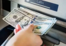 Habilitan cuentas sueldo en dólares para que las empresas puedan pagar salarios en moneda extranjera