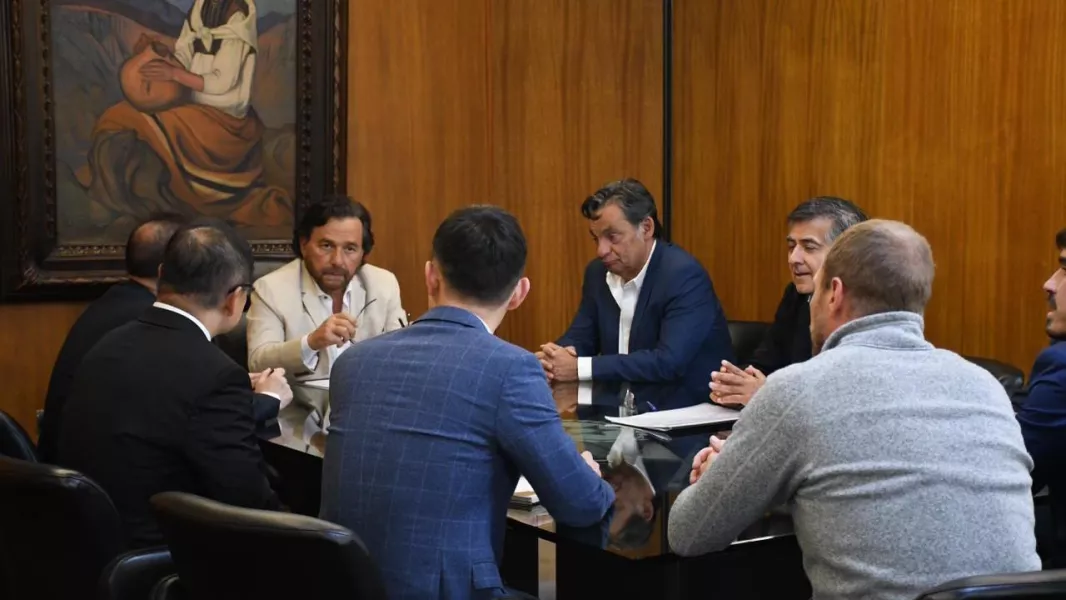24689-reunion-de-funcionarios