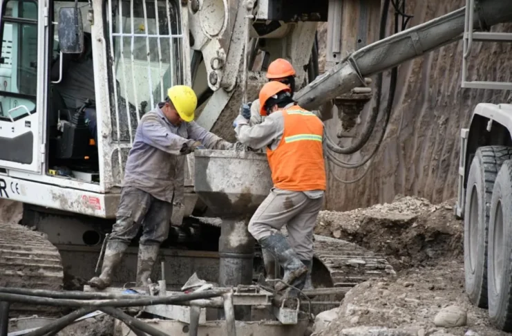 Comenzó la colocación de hormigón en los pilotes del nuevo puente de Santa Lucía