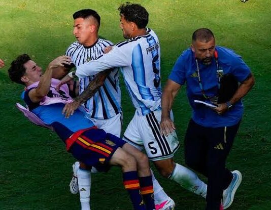 La FIFA sancionó a Paredes con 10 fechas de suspensión