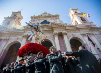 La ciudad renovó su Pacto de Fidelidad en una multitudinaria procesión del Milagro