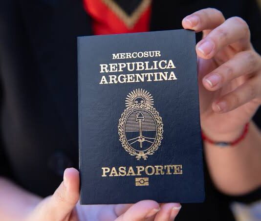 El Gobierno lanzó en París un programa para que extranjeros puedan obtener ciudadanía y pasaporte mediante inversiones